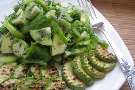 Салат "зелёный" с кабачком ("ложный гриль").: шаг 8