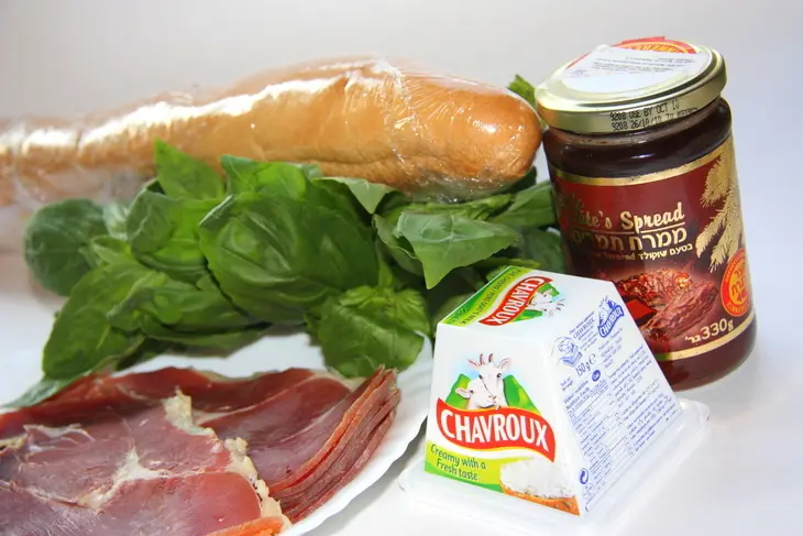 Кростини с хамоном, козьим сыром и пастой из фиников.: шаг 1