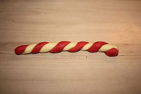 Печенье песочное «посохи» (candy cane cookies): шаг 5