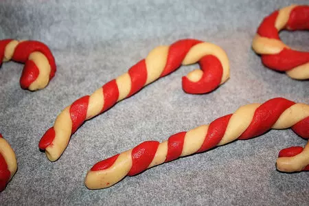 Печенье песочное «посохи» (candy cane cookies): шаг 6