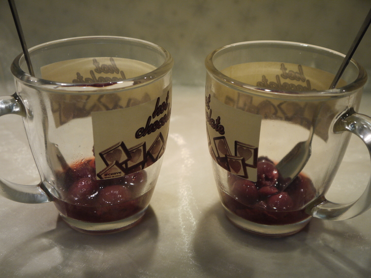 Горячий шоколад со сбрендившими вишнями (согревающий напиток в холодные зимние вечера): шаг 4