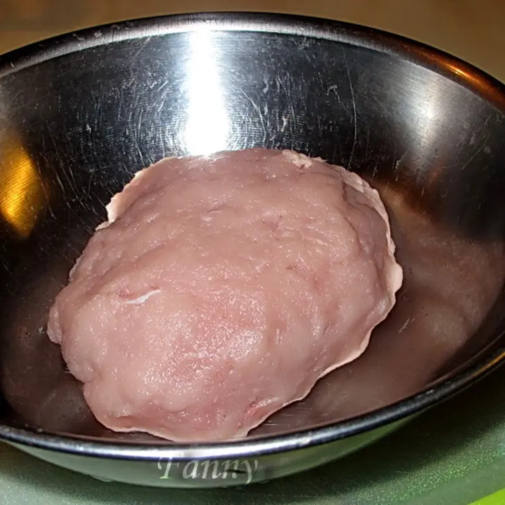 Паровые куриные котлеты с курагой и черносливом: шаг 1