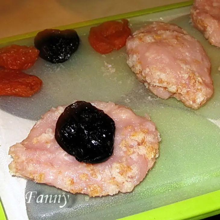 Паровые куриные котлеты с курагой и черносливом: шаг 2