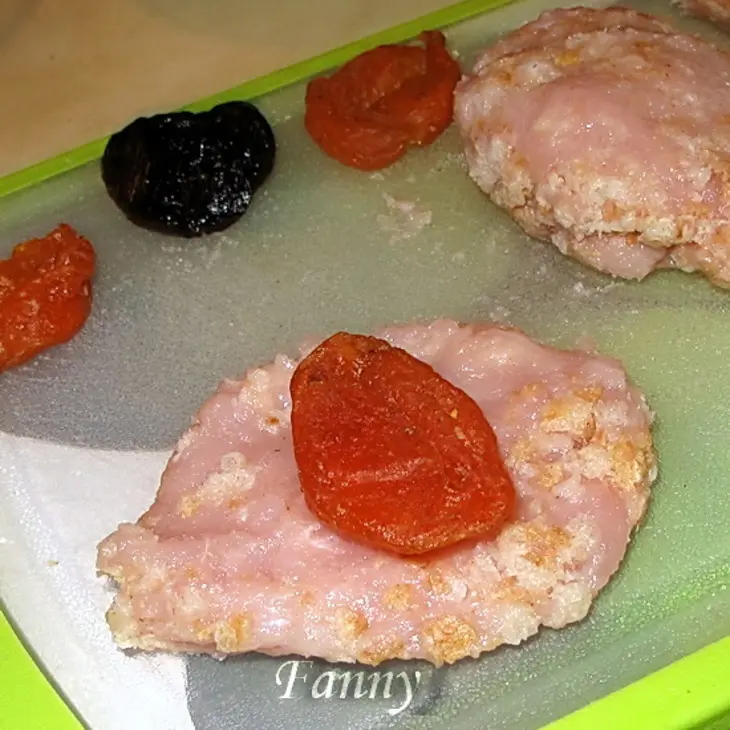 Паровые куриные котлеты с курагой и черносливом: шаг 3
