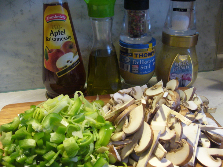 Старая знакомая в новом сопровождении (быстрый маринованный капустный салат с шампиньонами): шаг 2