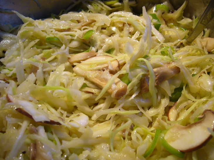 Старая знакомая в новом сопровождении (быстрый маринованный капустный салат с шампиньонами): шаг 5