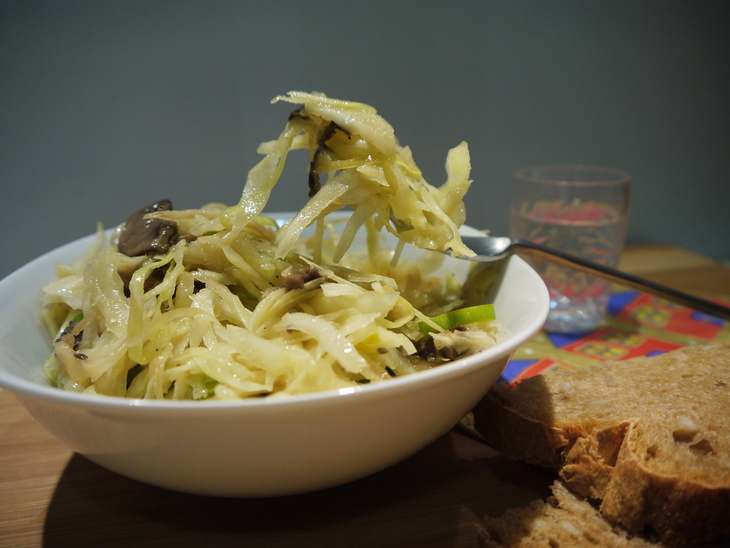 Старая знакомая в новом сопровождении (быстрый маринованный капустный салат с шампиньонами): шаг 6