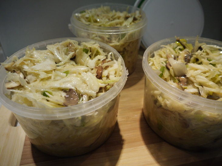 Старая знакомая в новом сопровождении (быстрый маринованный капустный салат с шампиньонами): шаг 7