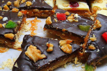 Печенье с ирисками, орехами и шоколадом. в белом и чёрном исполнении.: шаг 11