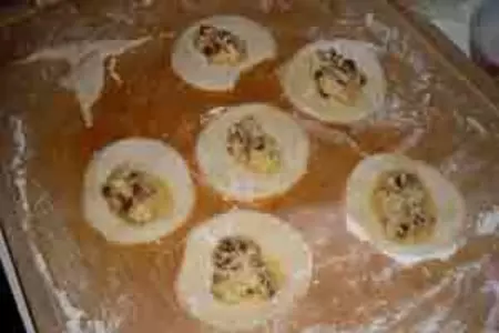 Пирожки с сыром и кедровыми орешками: шаг 4