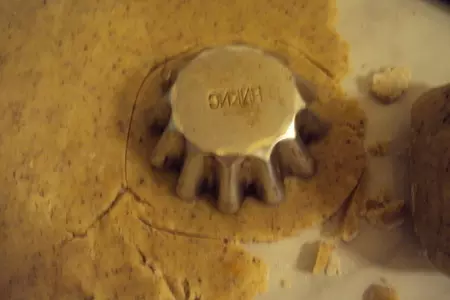 Корзиночки с ореховым тестом, белковым кремом и шоколадом: шаг 2
