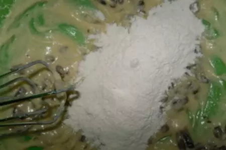Мадленки с шоколадом и изюмом: шаг 4