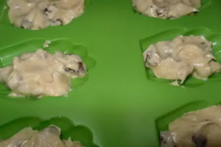 Мадленки с шоколадом и изюмом: шаг 5
