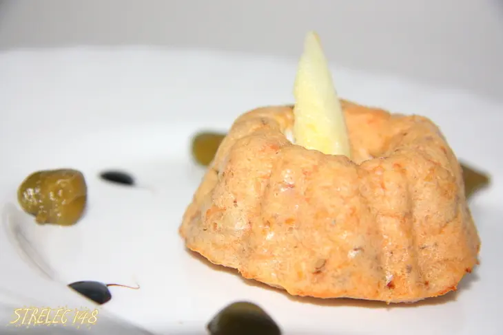 Маффины с копченой форелью, яблоком и орехами.: шаг 3