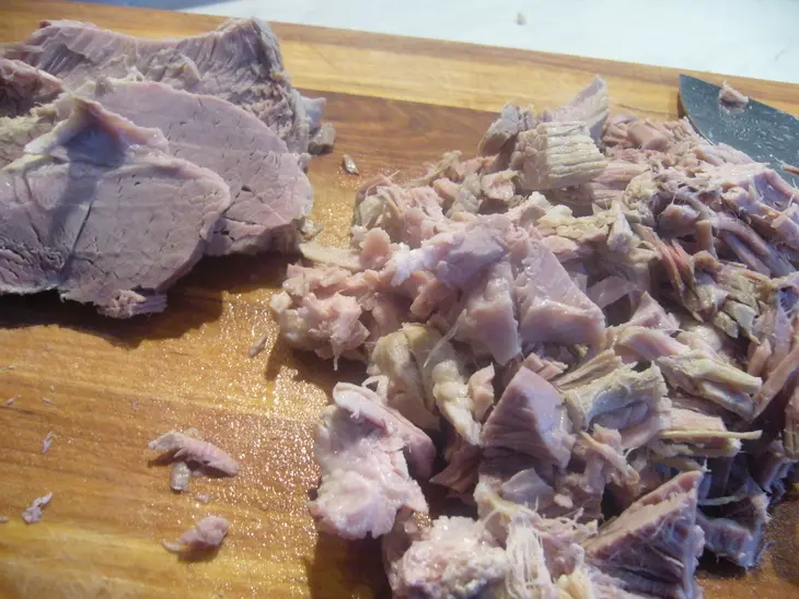 Мясной салат с морковью и редькой: шаг 1