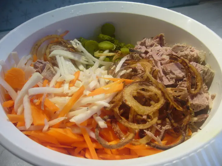 Мясной салат с морковью и редькой: шаг 2