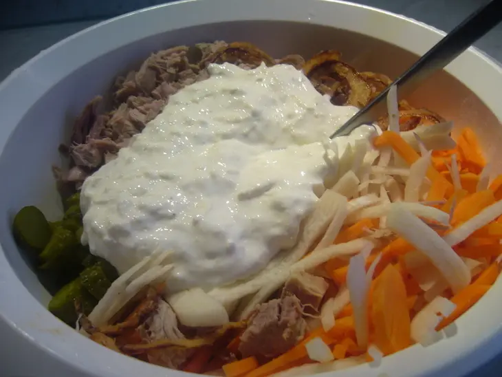 Мясной салат с морковью и редькой: шаг 4