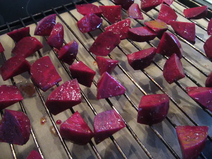 Салат с запеченными и маринованными свеклой и картошкой: шаг 3