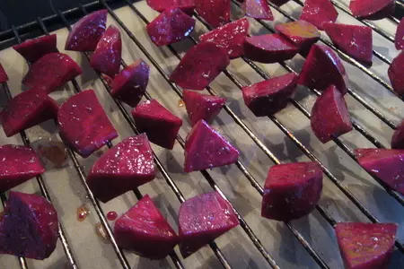 Салат с запеченными и маринованными свеклой и картошкой: шаг 3