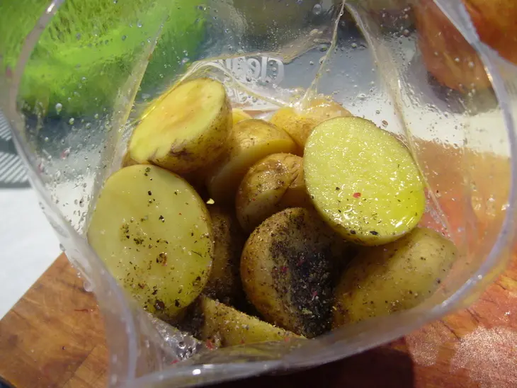 Салат с запеченными и маринованными свеклой и картошкой: шаг 4
