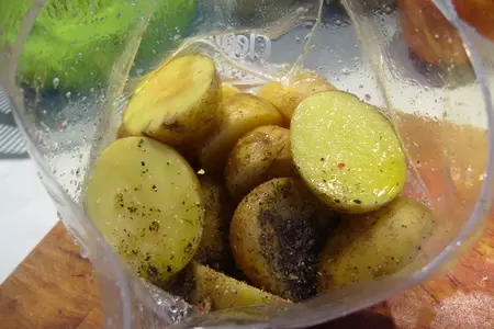 Салат с запеченными и маринованными свеклой и картошкой: шаг 4