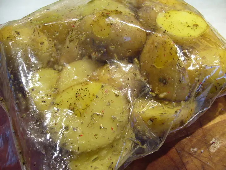 Салат с запеченными и маринованными свеклой и картошкой: шаг 5