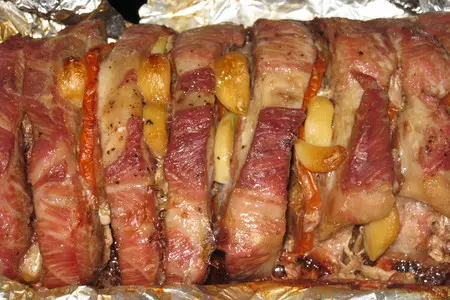 Свинина запеченая с чесноком и помидором: шаг 2