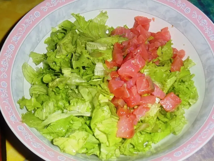 Легкий салат с красной рыбой и оливками: шаг 1
