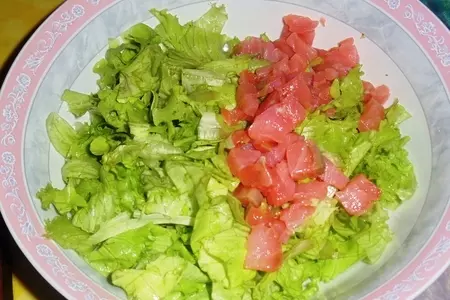 Легкий салат с красной рыбой и оливками: шаг 1