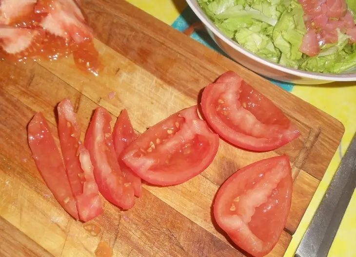Легкий салат с красной рыбой и оливками: шаг 2