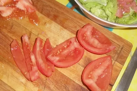 Легкий салат с красной рыбой и оливками: шаг 2