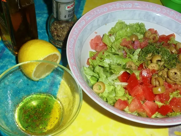 Легкий салат с красной рыбой и оливками: шаг 3