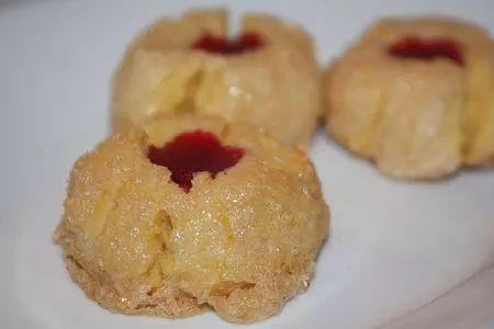 Рассыпчатое печенье с клюквенным джемом «отпечатки» (cranberry thumbprints): шаг 7