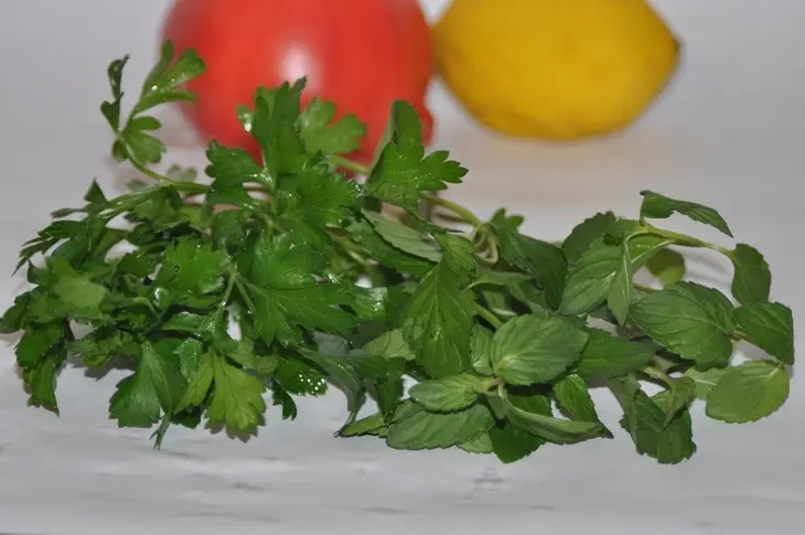 Салат из булгура с мятно-лимонной заправкой/ bulghur wheat salad with minty lemon dressing: шаг 4