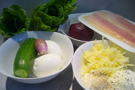Салат с форелью горячего копчения, огурцом и свеклой в лодочках из салатных листьев: шаг 1