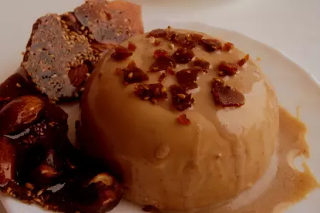 Панна котта с вареной сгущенкой и нугатином / дуэль: шаг 8