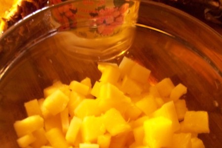 Crab and pineapple salad  / салат с крабовым мясом и ананасом.: шаг 3