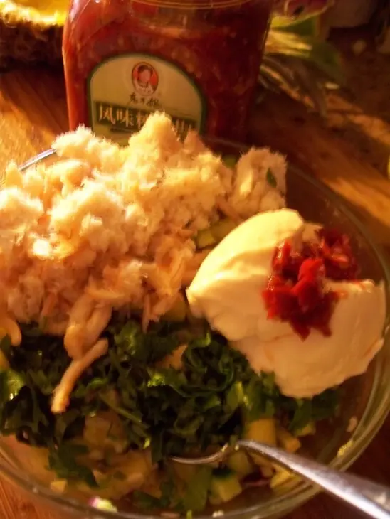 Салат с крабовым мясом и ананасом // crab and pineapple salad: шаг 5