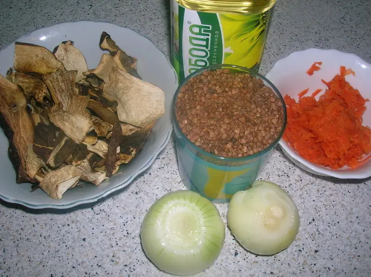 Гусь рождественский с гречкой и белыми грибами: шаг 8