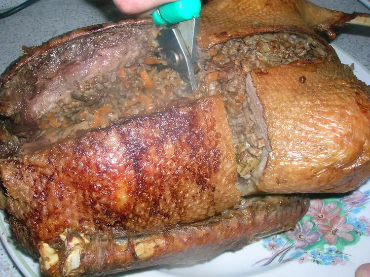 Гусь рождественский с гречкой и белыми грибами: шаг 13