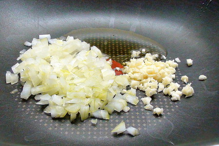 Фасоль, тушённая в томате с домашними «колбасками».: шаг 7