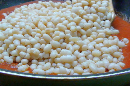 Фасоль, тушённая в томате с домашними «колбасками».: шаг 9