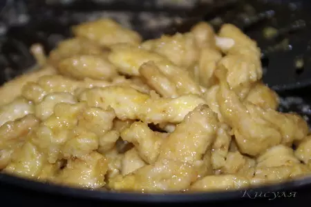 Салат из курицы-карри с клубникой и авокадо: шаг 1