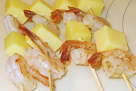 Шашлычки с креветками (рыбой) в слоеном тесте: шаг 2