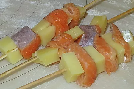 Шашлычки с креветками (рыбой) в слоеном тесте: шаг 3