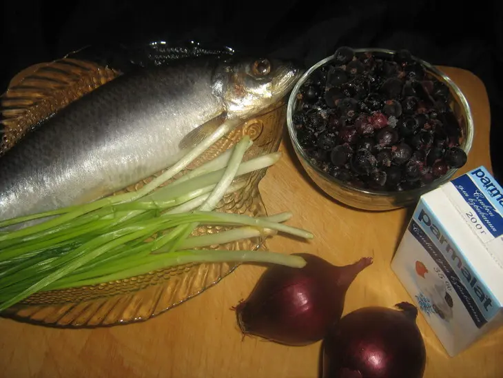Закуска из сельди с чёрной смородиной: шаг 1