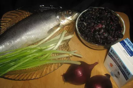 Закуска из сельди с чёрной смородиной: шаг 1