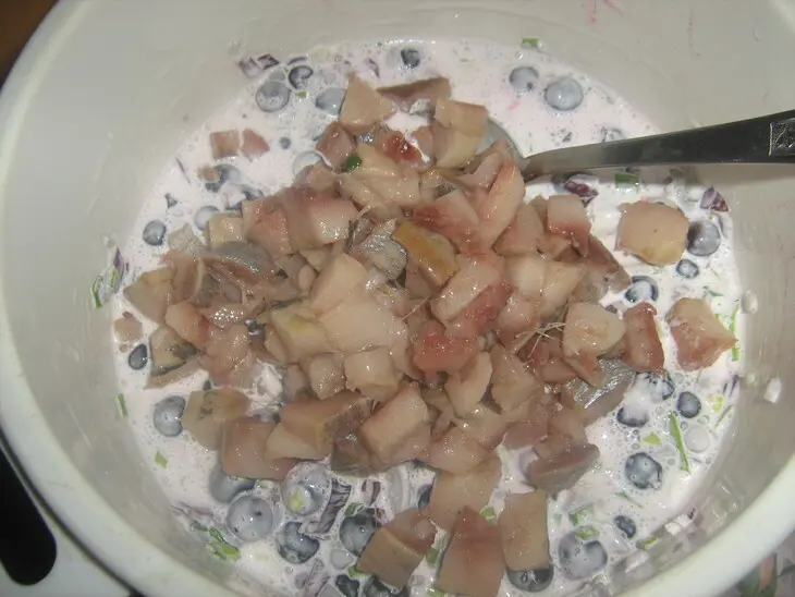 Закуска из сельди с чёрной смородиной: шаг 4