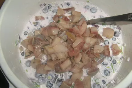 Закуска из сельди с чёрной смородиной: шаг 4