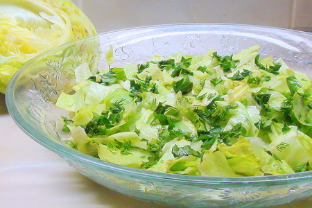 Салат с запечённой сёмгой, зелёным салатом и медовой заправкой.: шаг 4